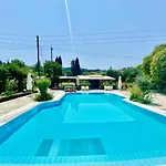 Rosalia & With Pool By Hotelius شقة فندقية